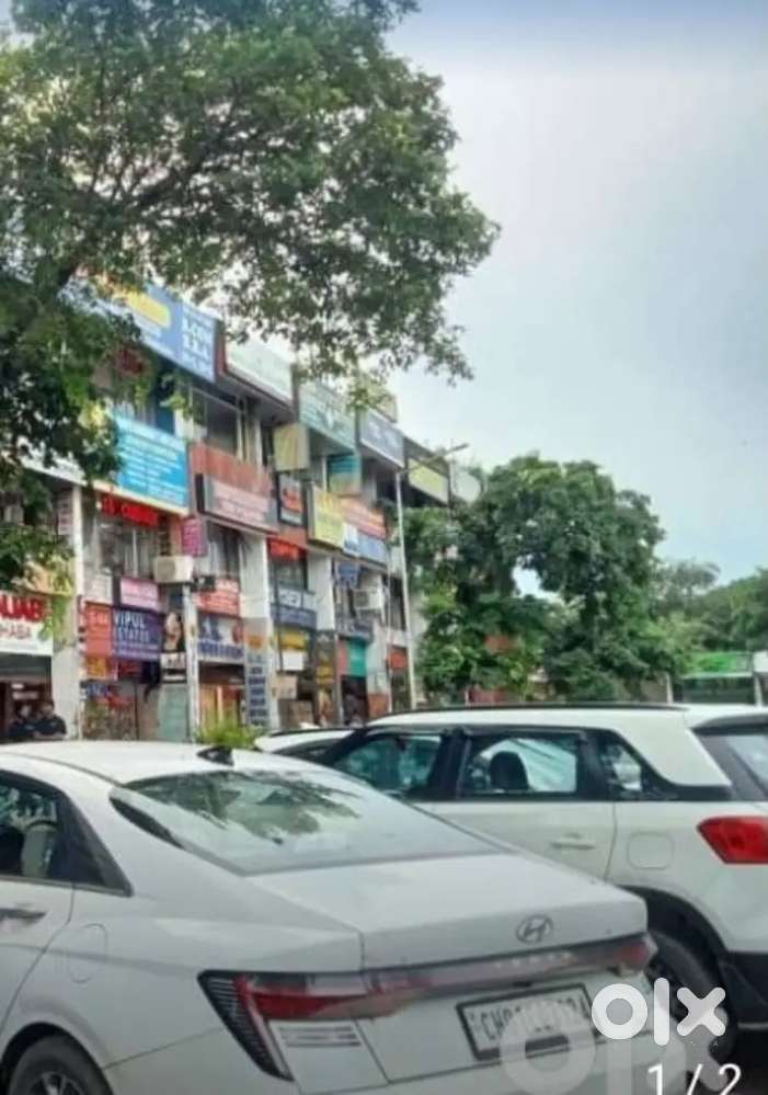 Showroom available for rent .On top location sector 44d.