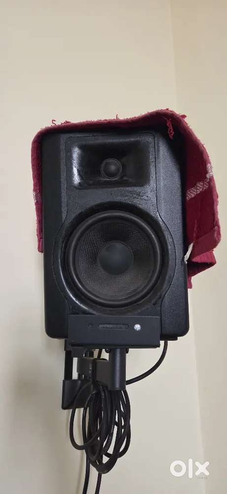 M-Audio Bx5 (Dual Monitor Speakers with wall mount and 2 Hawk cable)