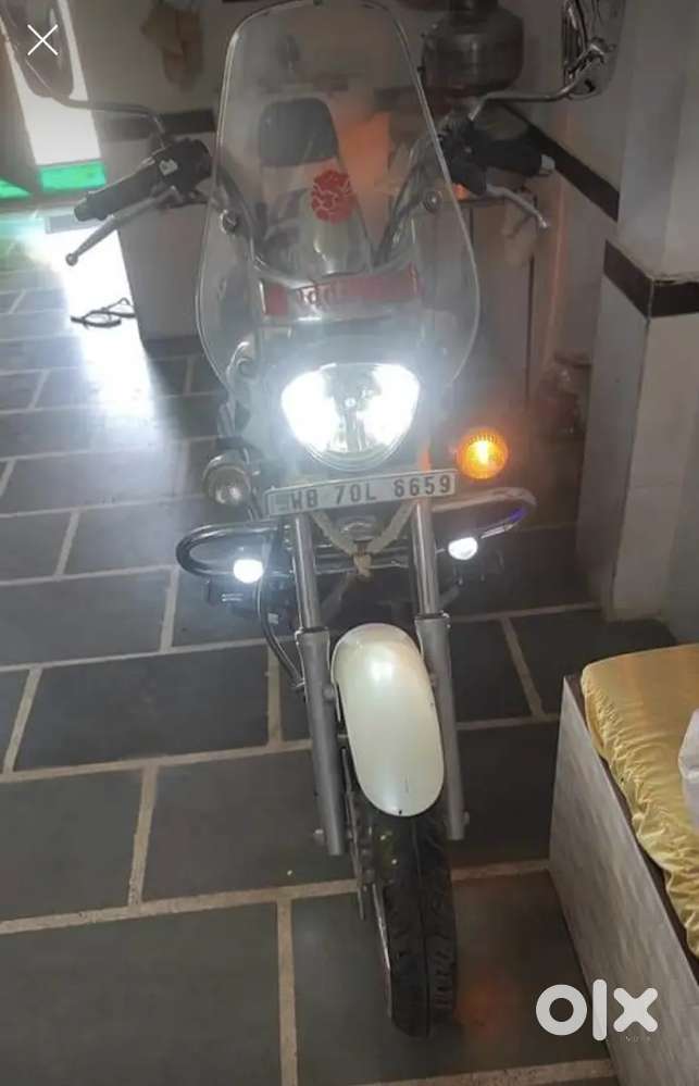 Bajaj Avenger 220 Cruise 2019 Color:-Moon White