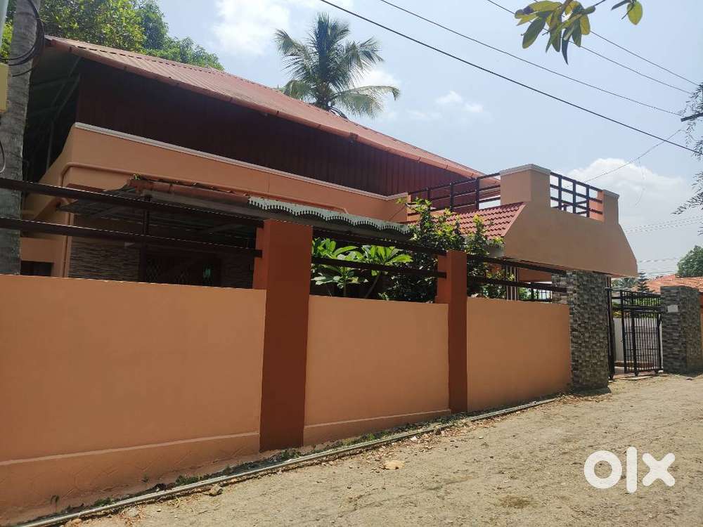 House Opposite -Thankam House