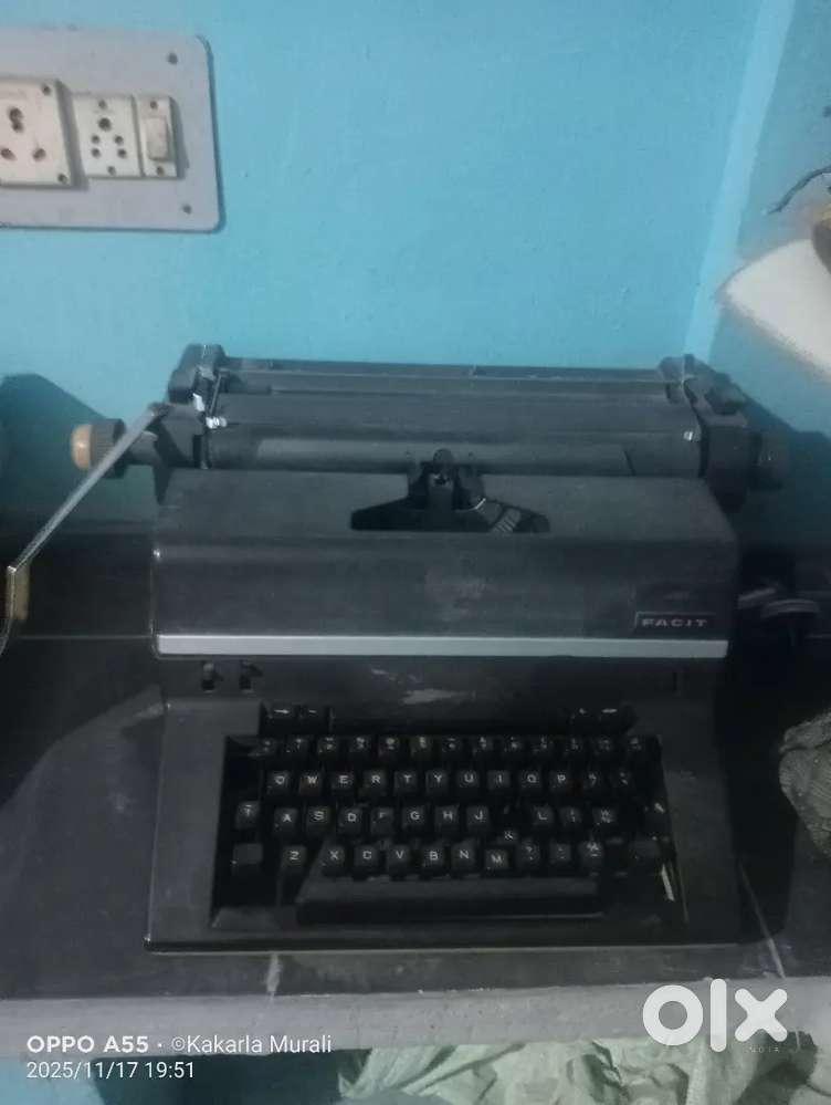Manual typewriter