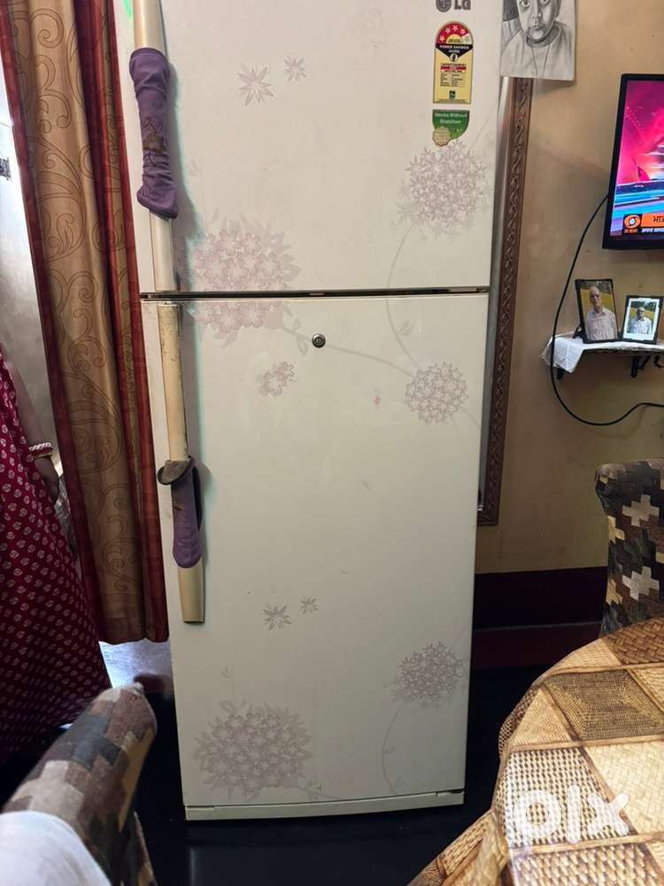 WHITE COLOUR FRIDGE