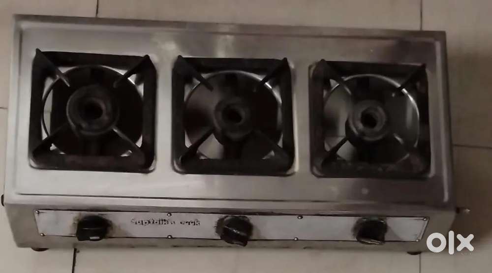 Gas stove with 3 burners