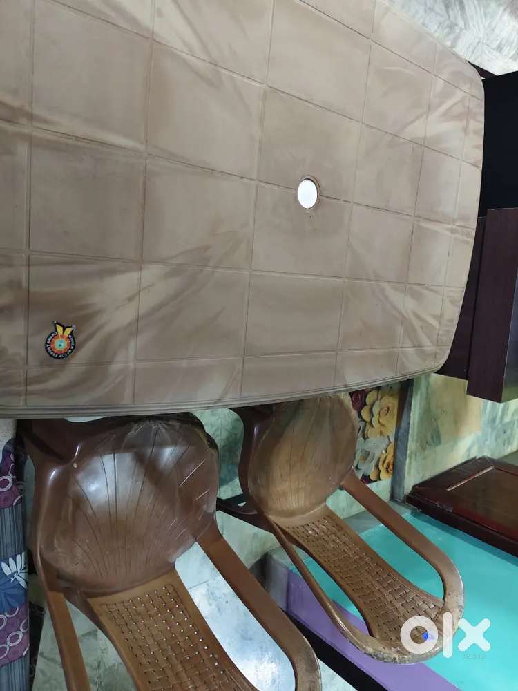 4 seater dining table with 2 pis chair