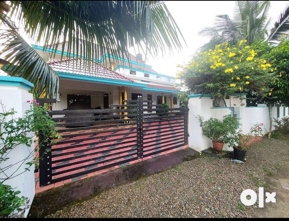 8.5 cent 2200 sqft 4 bed rooms house in aluva paravur road thattampady