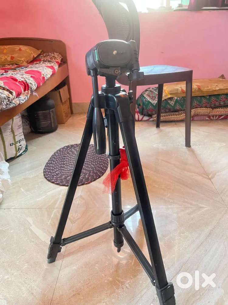 Camera tripod contact