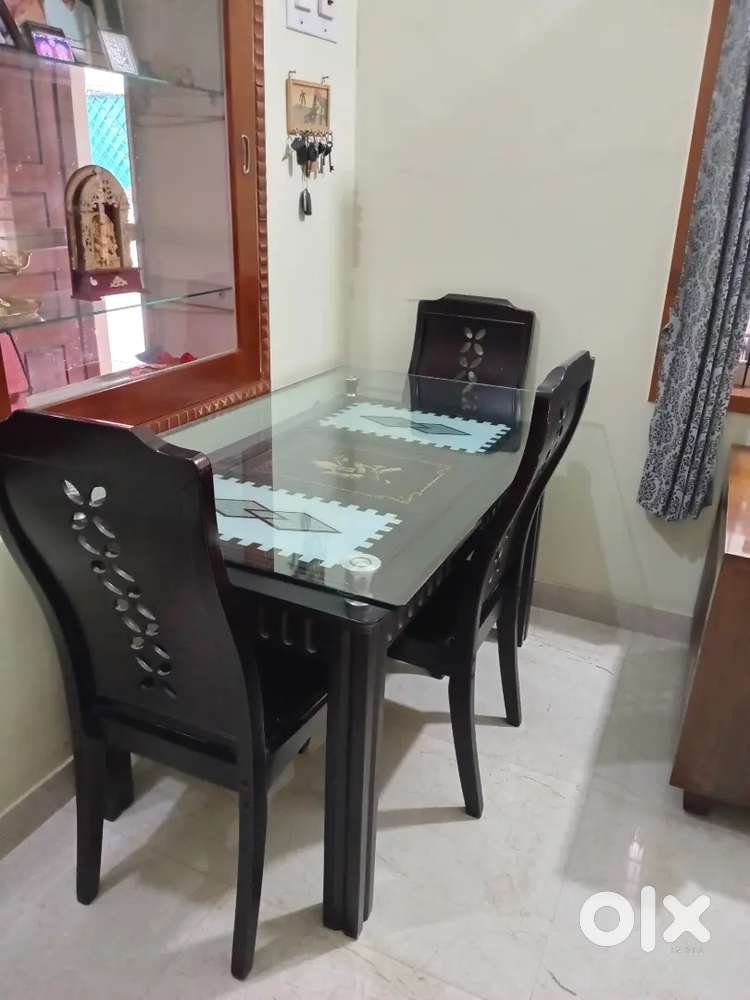 4  Seater dining table