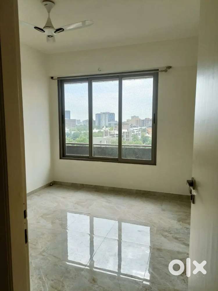 3bhk luxurious flat for rent 33000 science City s g highway thaltej