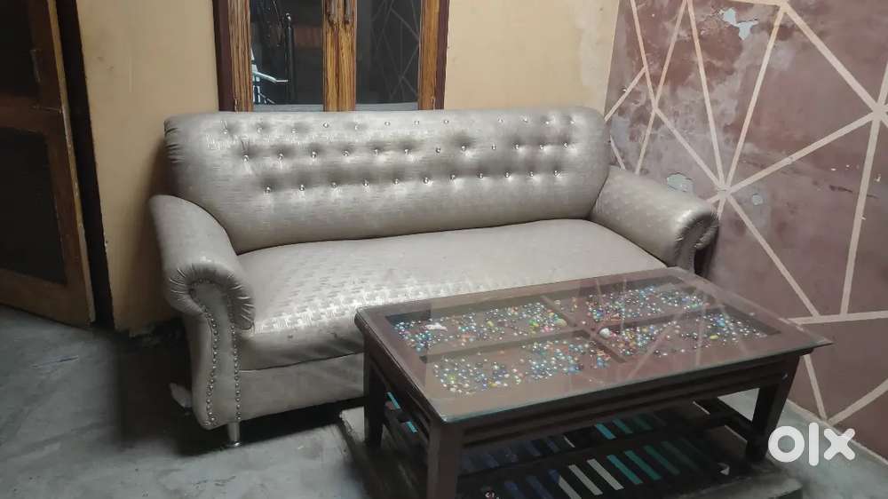 7 seater sofa with table and good condition fine quality
