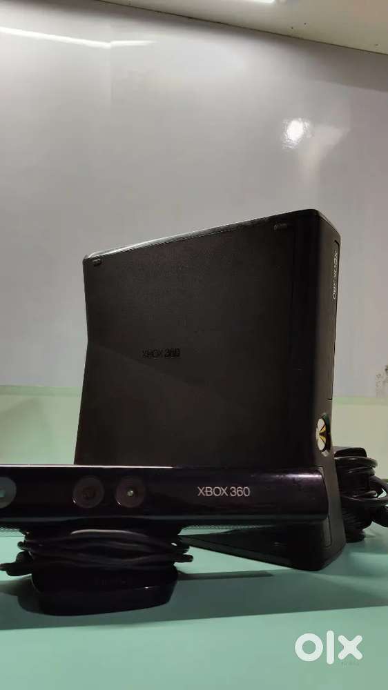 Xbox 360 Console with Kinect Sensor and Charger - Great Condition