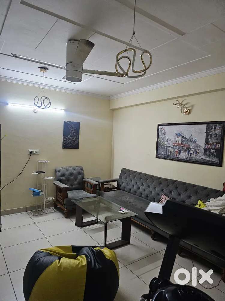 3 Bhk 3rd floor, car parking Lift, 100 Gaz