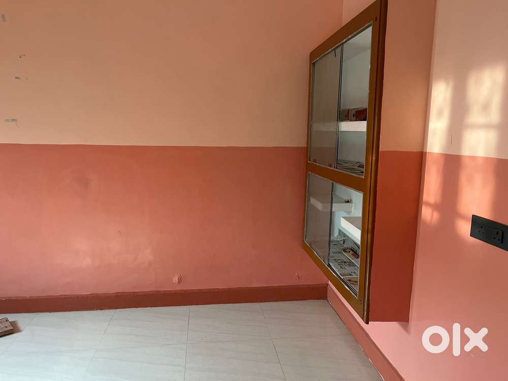 Sharing room only bachleor girl