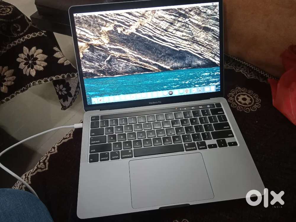 MACBOOK PRO EARLY 2020 CORE I7 13.3 RETINA DISPLAY IN A++CONDITION