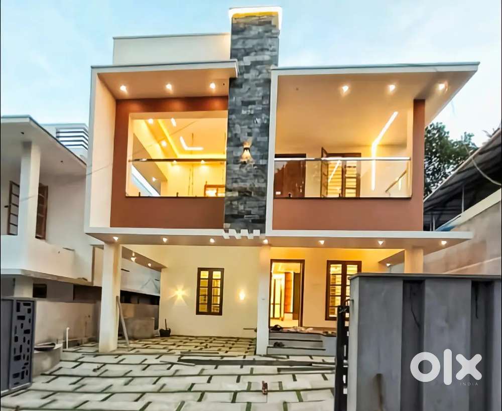 Kariyavattam full തേക്ക് തടി 5.5 cent 4 BHK Redbrick construction