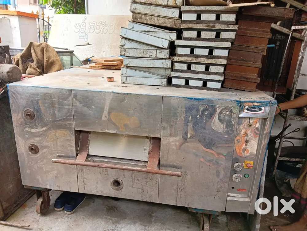 Bakery oven and cake machine