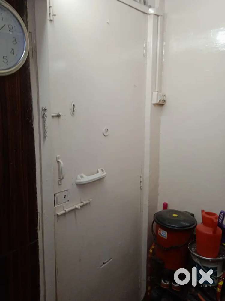 Thakur pada nooraani bildeng room 310 toilet common hai