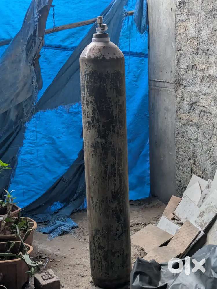 Large Oxygen cylinder with with rotameter and humidifier