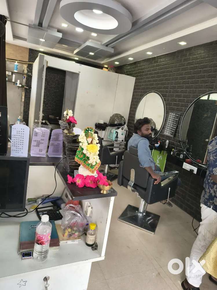 Unisex salon for sale @ 650000
