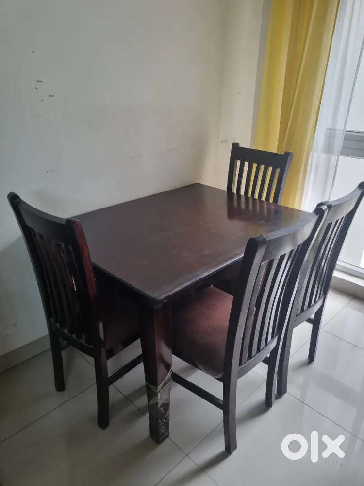 Dinnng Table with chairs