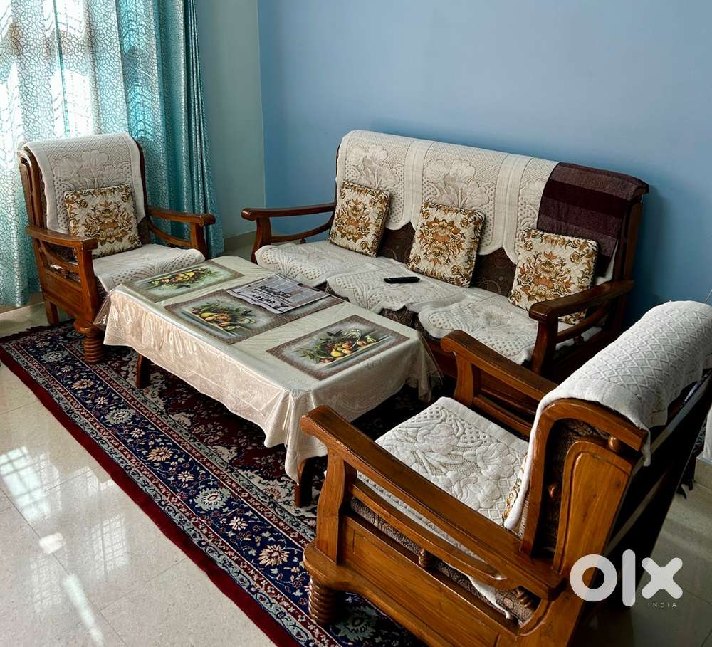 5 Seater Mint Condition Sofa Set