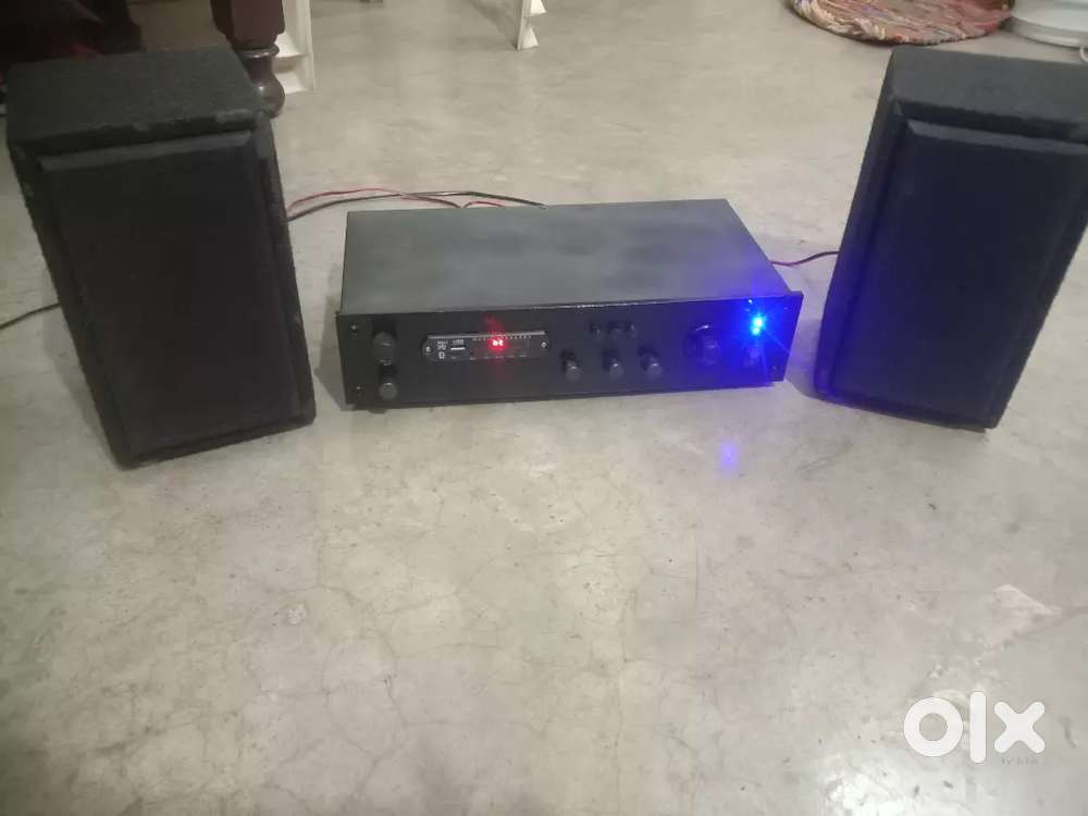 Stereo transistor amplifier with two speaker