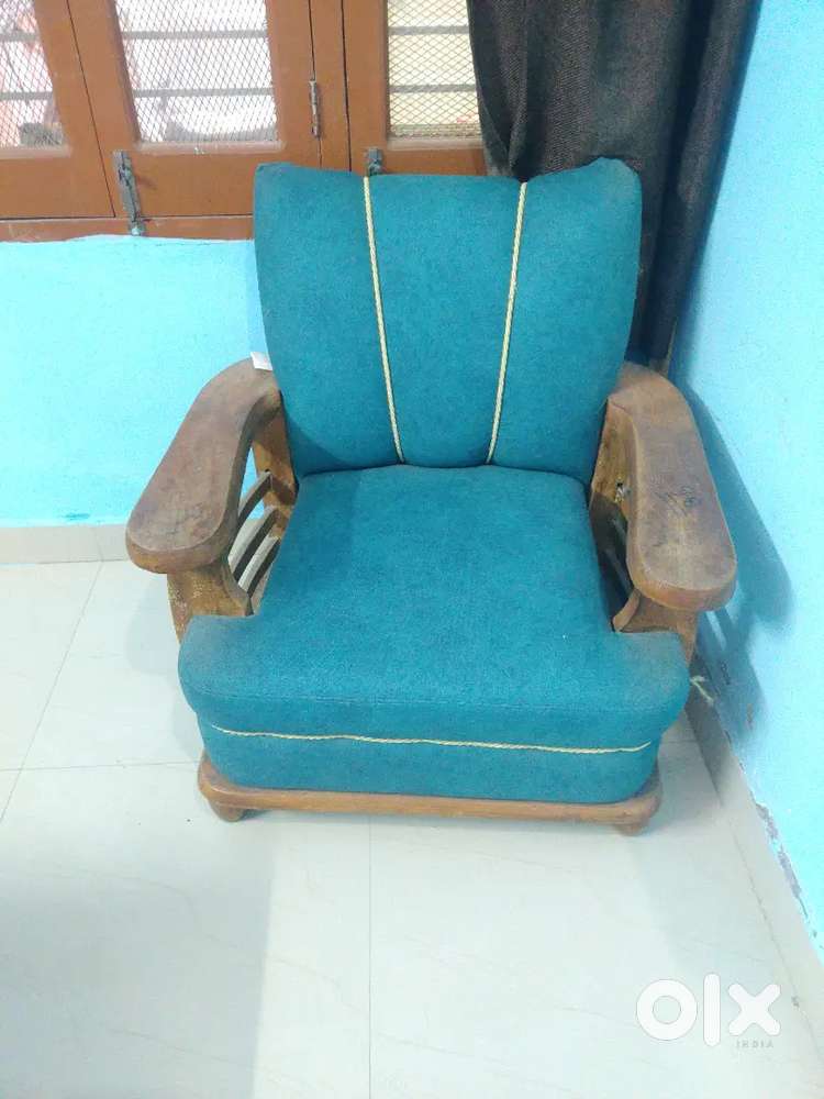 Five seater sofa set with table