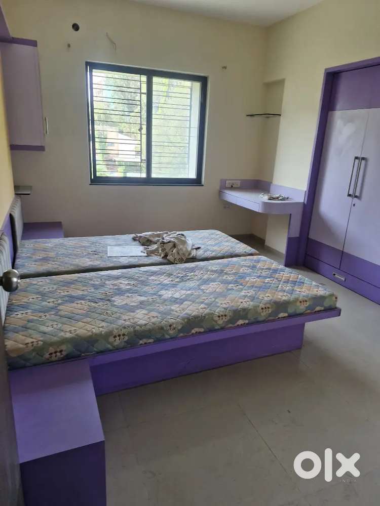 3bhk semi furnish flat rent.near Croma showroom college road nasik