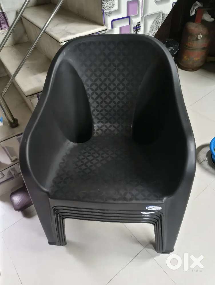 PLASTIC CHAIR