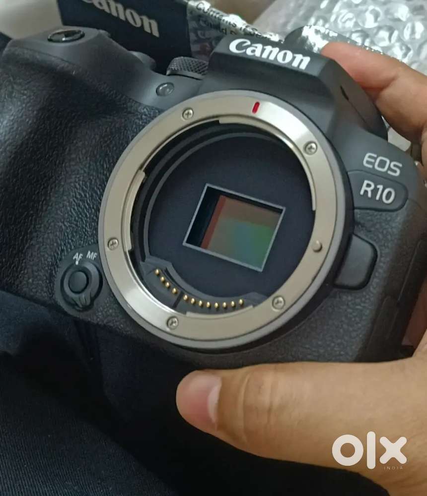 Canon EOS R10 Mirrorless with RF-S18-45mm