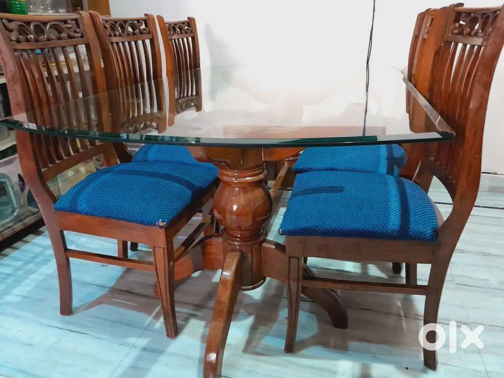 Elegant 6 Seater DINING TABLE perfect condition. Wide Thick Glass Top.