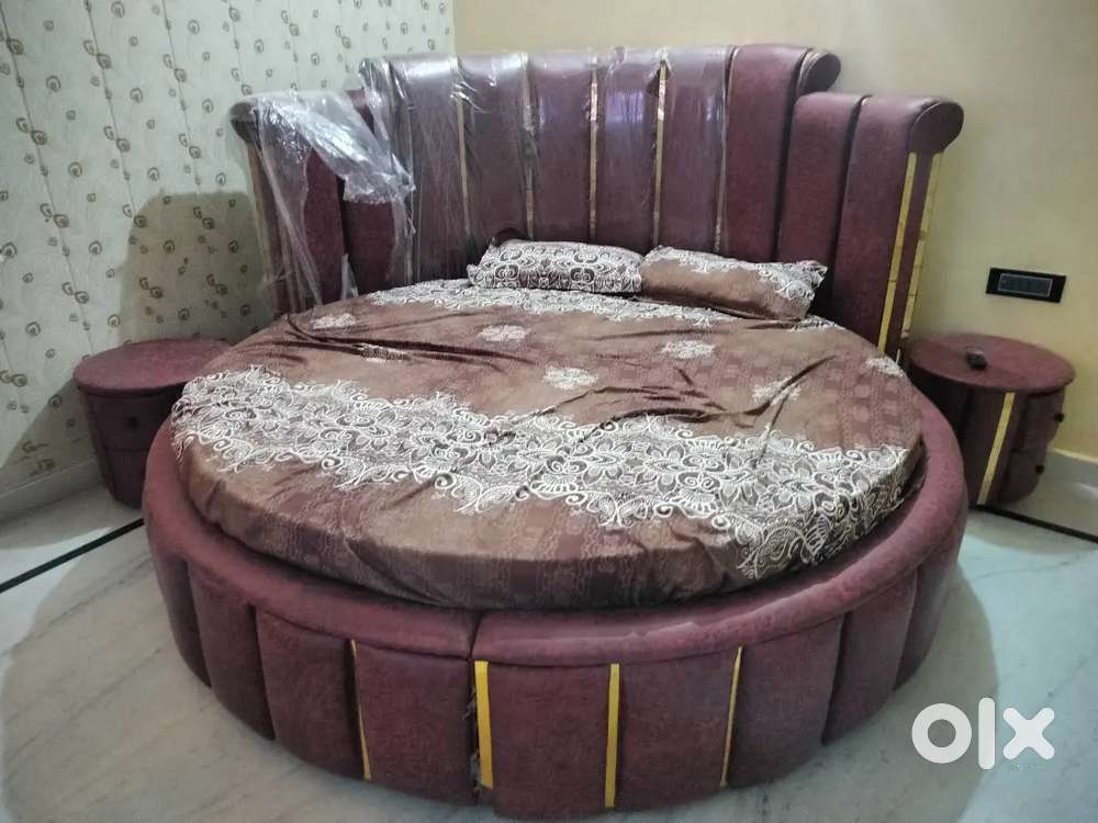 New condition round bed with mote wala mattres2 side stool