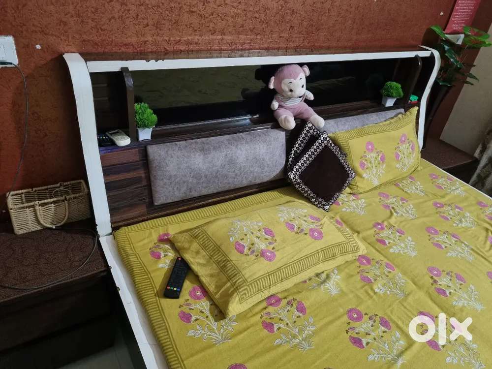 Full furniture set of 6 items bed sofa table,dressing stool almirah