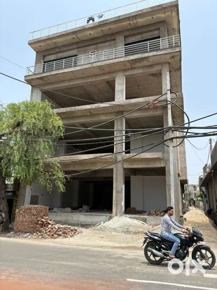 3 floor building for rent main road