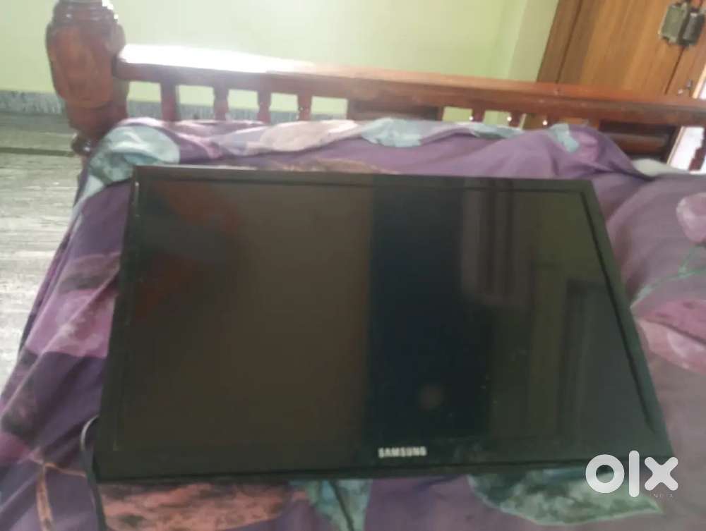 Hello! We are selling a television. It is a samsung company. Inches 23