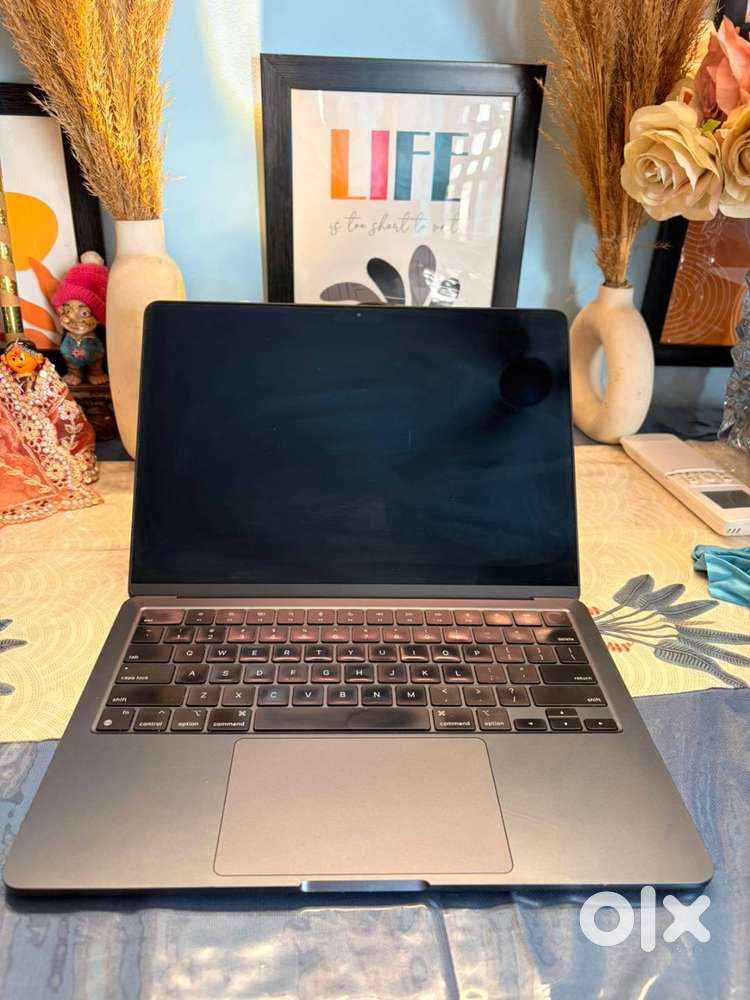 Excellent Condition 2 Year Old Apple MacBook Air M2 with Box