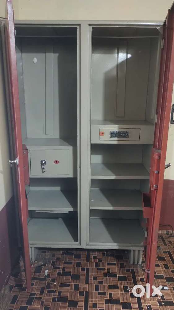 Metal Cupboard for sale only 3000