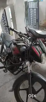 Bajaj discover 125 cc , black and red colour