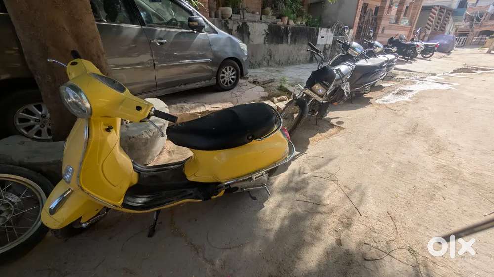 Scooter vespa yellow