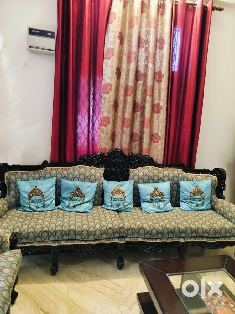 Traditional sofa 9seater+ 5 seater+ 2 coffee table