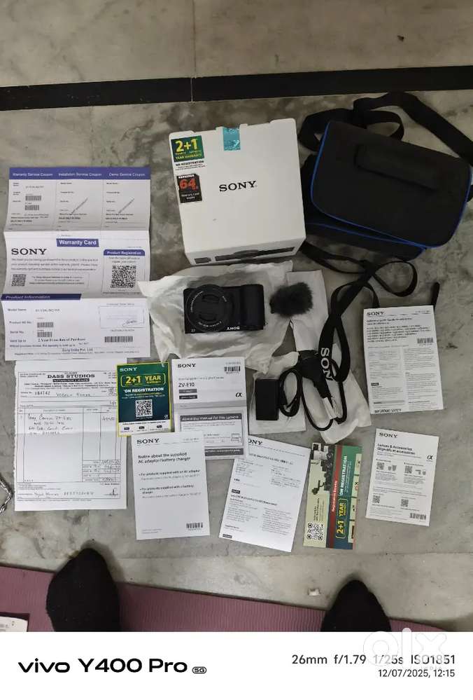 Sony camera ZV-E10 L with 16-50-lens, 64 gb card case