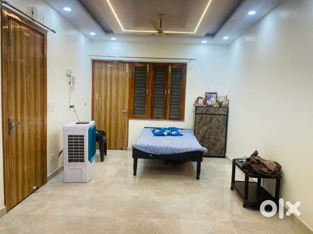 NEED WOMEN FLATMATE ( Galgotia university)