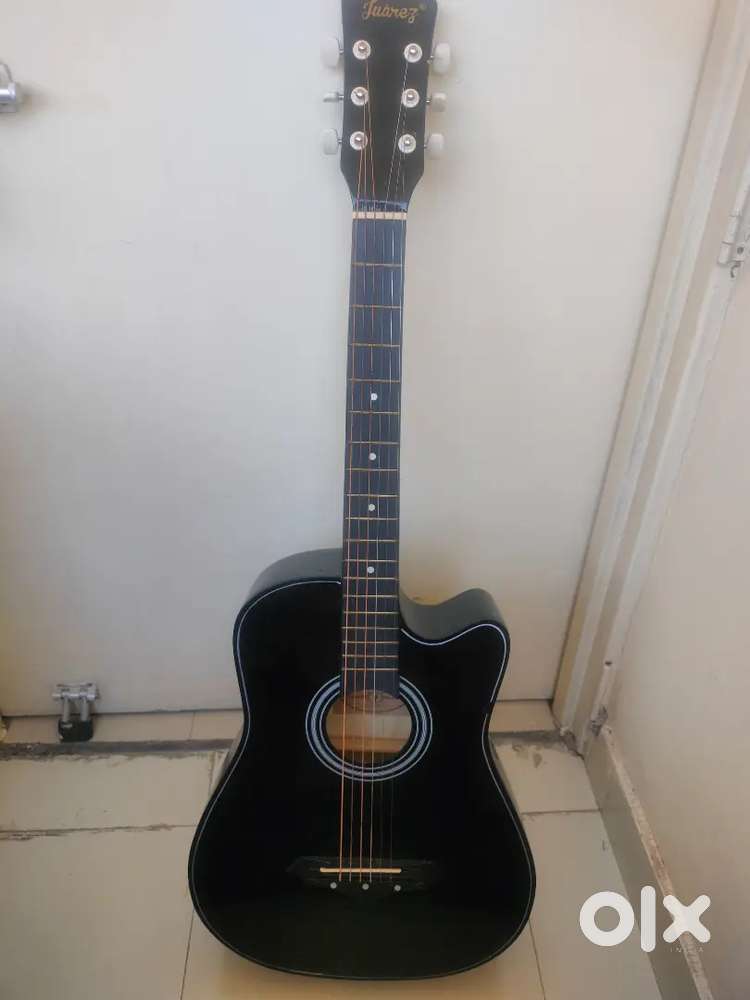 Guitar in ok condition. Rarely used.