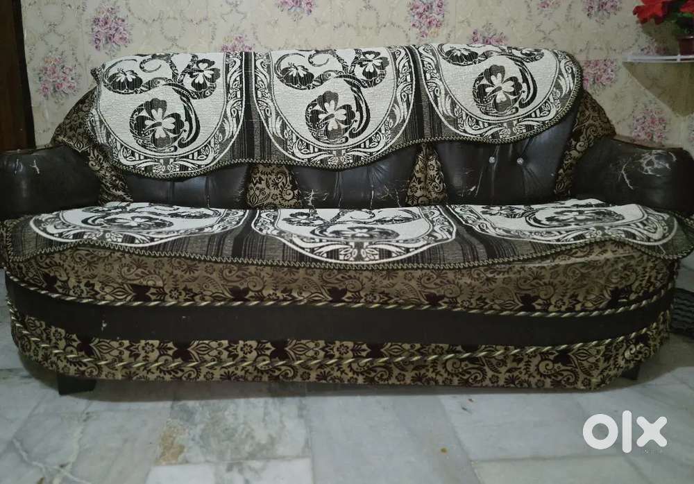 Sofa set of 3 pcs .damage on left side at bottom