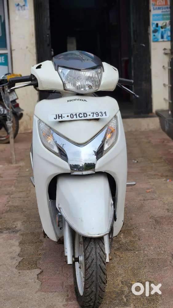 Honda Activa 125 white well maintained used scooty