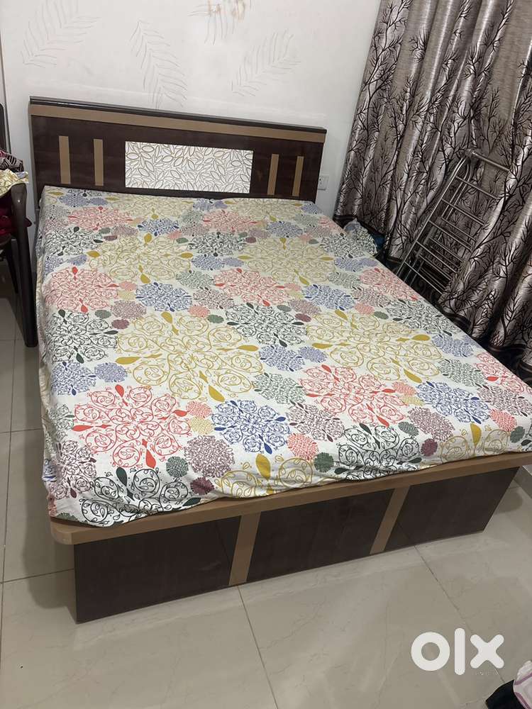 Hydraulic Bed with Orthopedic Mattress – Excellent Condition