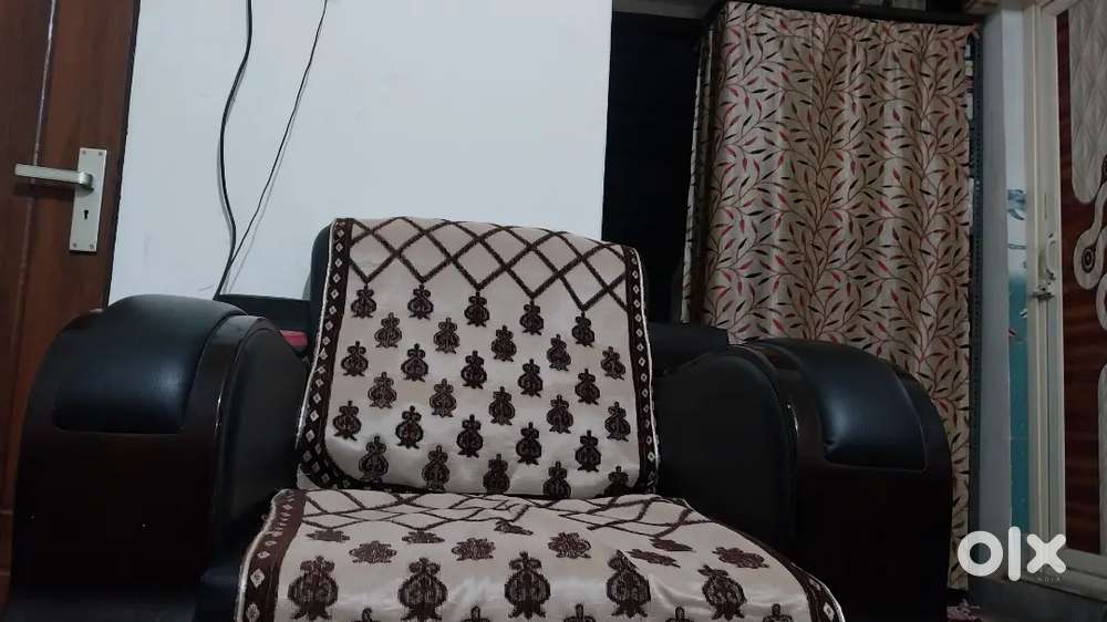 1 YEAR OLD BRAND NEW NON USED SOFA