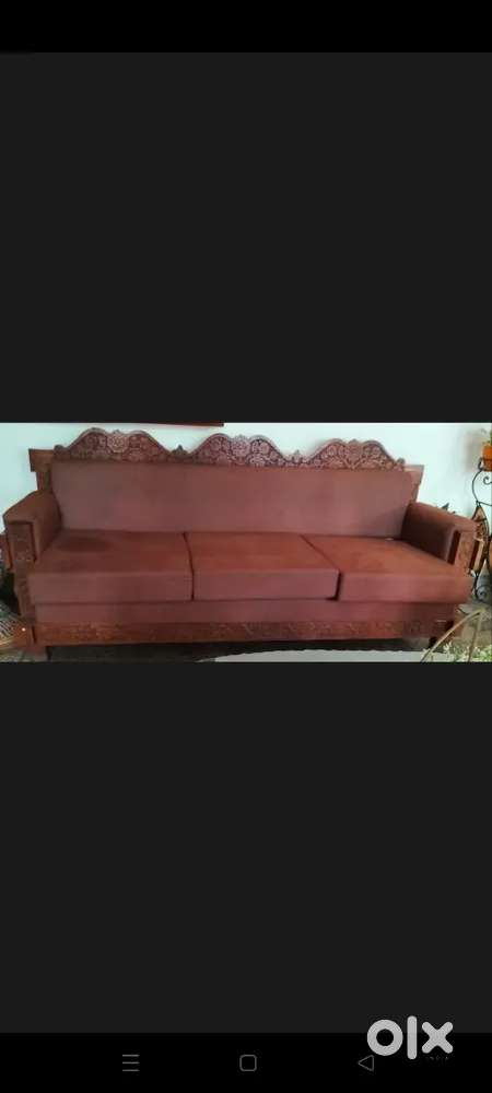 Selling my sofa set plus dinning table in very good condition.