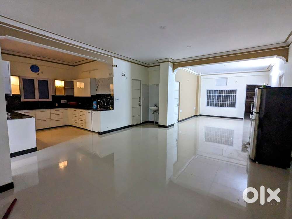 Fully furnished flat in green park only for male and female bachelor