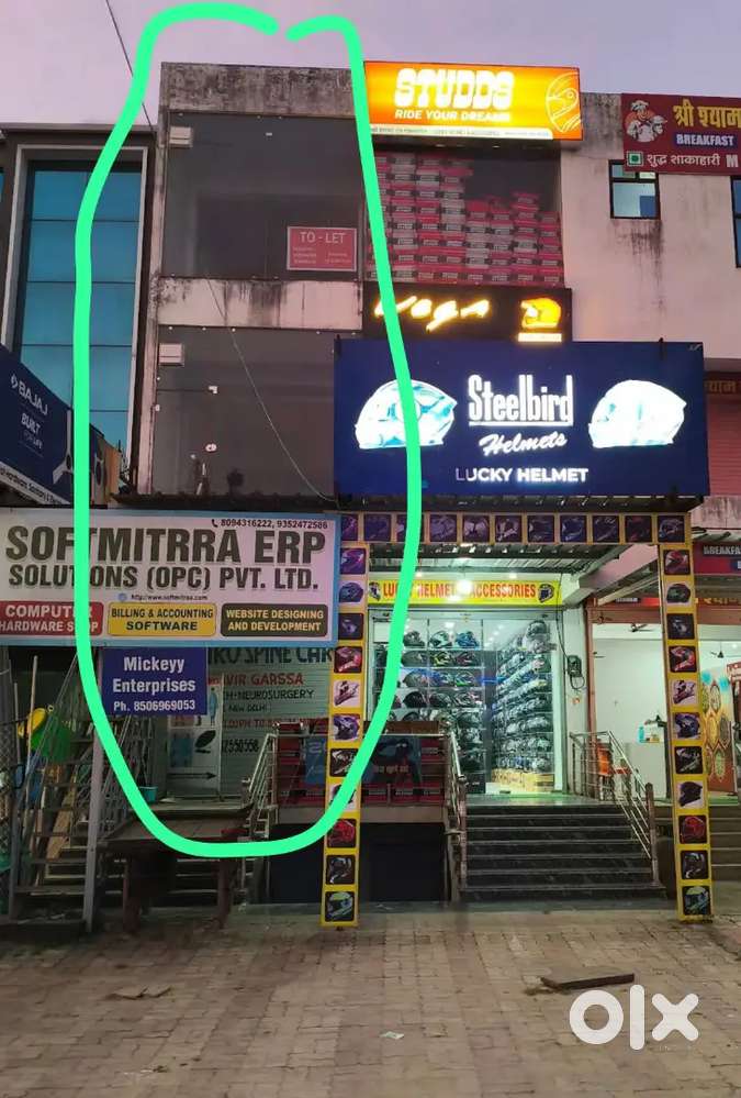 3 floop shop available for rent