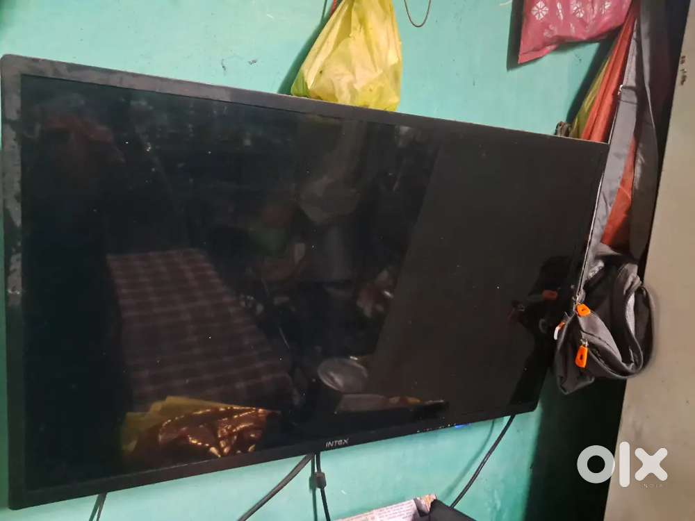 T V. 2 year old. 32 inches